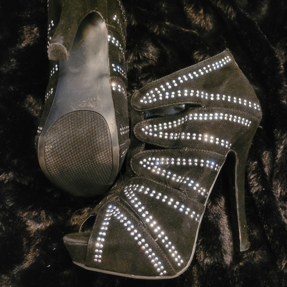 Shoes - Picture 2 of 2